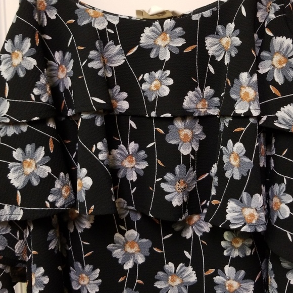 Boutique Cold Shoulder Top - Picture 3 of 7